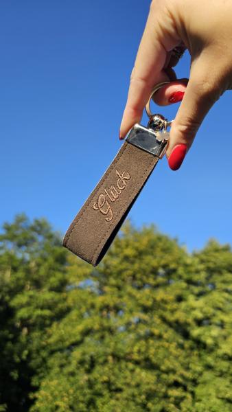 Schlüsselanhänger braun mit Stick